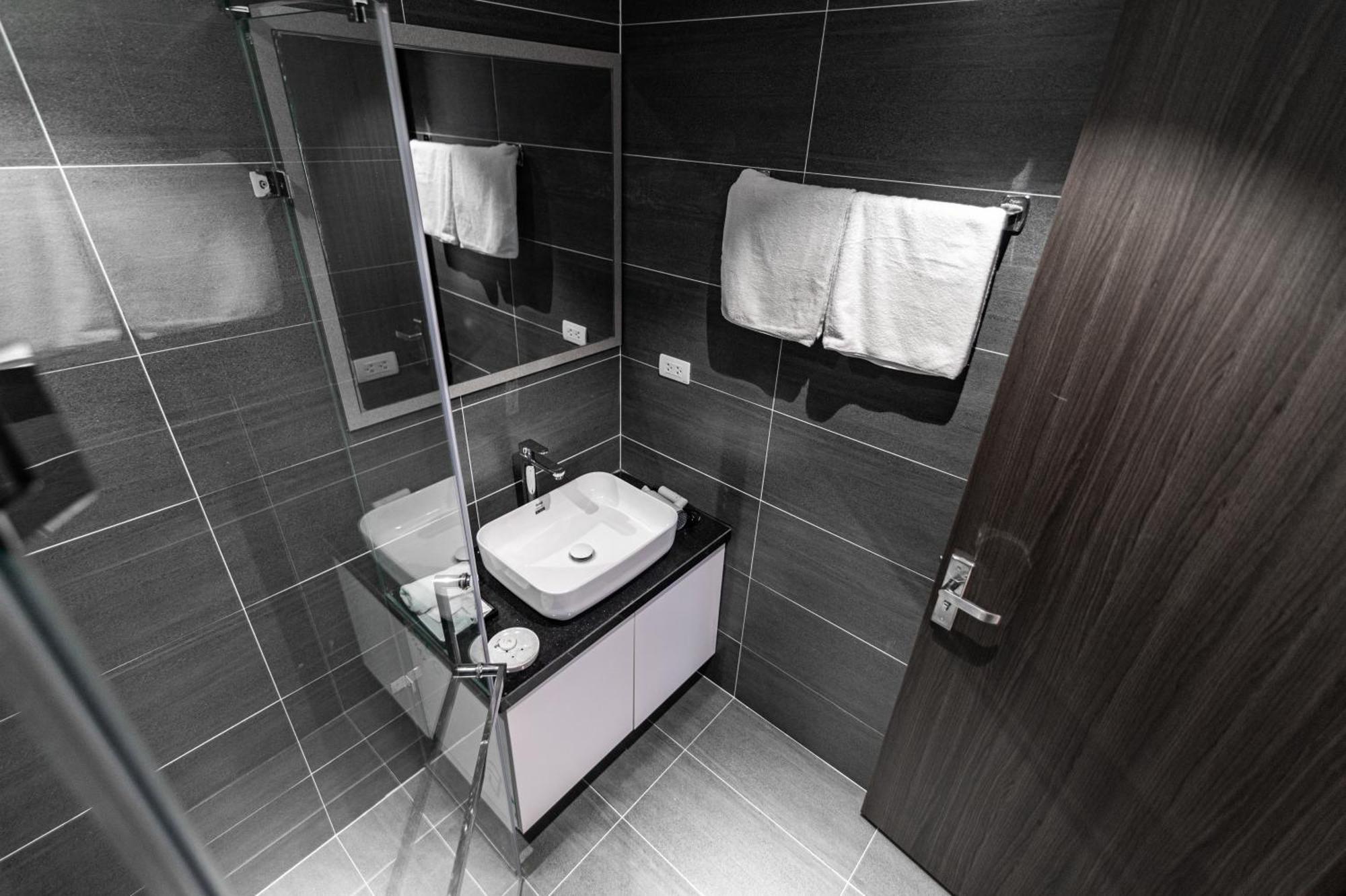 Luxe Paradise Suites Hotel To Ngoc Van Hanoi Exterior foto